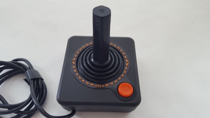 parte superior de joystick Atari con un pulsador